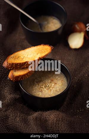 Zuppa di freekeh con pane tostato all'aglio Foto Stock