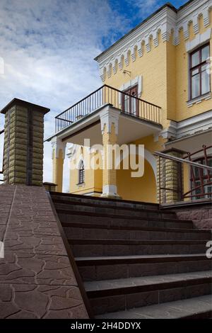 Vecchio maniero giallo con scale Foto Stock