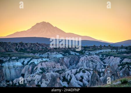 Monte Erciyes vulcano al mattino presto, Cappadocia Foto Stock