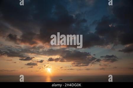 Vista sulla spiaggia di Calm. Tramonto cielo sopra le acque del Mediterraneo. Bellissima destinazione di viaggio. Spiaggia. Batroun. Libano Foto Stock