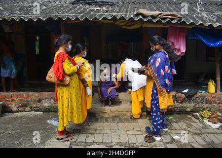 Kolkata, India. 2 novembre 2021. (11/2/2021) una donna anziana riceve una dose di vaccino COVISHIELD covid-19 durante una campagna di vaccinazione porta a porta per persone anziane e paralizzate in una zona periferica. (Foto di Sudipta Das/Pacific Press/Sipa USA) Credit: Sipa USA/Alamy Live News Foto Stock