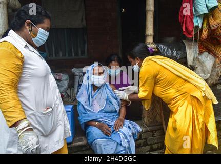 Kolkata, India. 2 novembre 2021. (11/2/2021) una donna anziana riceve una dose di vaccino COVISHIELD covid-19 durante una campagna di vaccinazione porta a porta per persone anziane e paralizzate in una zona periferica. (Foto di Sudipta Das/Pacific Press/Sipa USA) Credit: Sipa USA/Alamy Live News Foto Stock