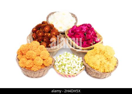 Fiori multicolore Marigold Genda, gemme di gelsomino Beli, Rose Gulab in cesto di bambù chiamato Phool Ki Puja Tokri o Dalia per la decorazione festiva a Shu Foto Stock