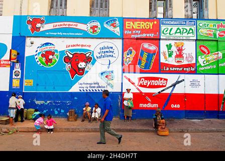 Madagascar. Antananarivo (Tananarive). La ville basse. Murale pubblicita. // Madagascar. Antananarivo (Tananarive). Città bassa. Pubblicità di pittura di parete Foto Stock