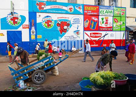 Madagascar. Antananarivo (Tananarive). La ville basse. Murale pubblicita. // Madagascar. Antananarivo (Tananarive). Città bassa. Pubblicità di pittura di parete Foto Stock