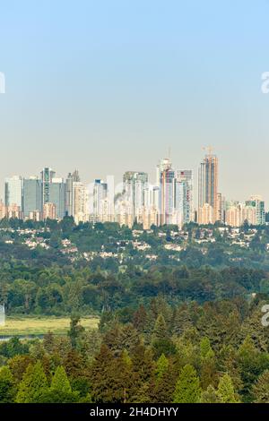 Vista di Metrotown nella luminosa mattinata estiva a Vancouver Foto Stock