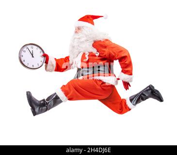 Babbo Natale corre con gli spettacoli di orologio in cinque minuti dodici, isolato su uno sfondo bianco Foto Stock