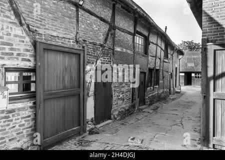 Foto in bianco e nero di un antico casale con travi in legno in muratura nella provincia di Limburgo, Paesi Bassi Foto Stock