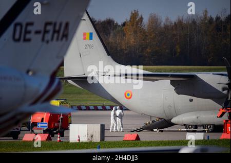 Amburgo, Germania. 2 novembre 2021. Personale medico in stativo di protezione di fronte alla stiva aperta di carico di una forza aerea rumena C-27 sul asfalto all'aeroporto di Amburgo. Credit: Gregor Fischer/dpa/Alamy Live News Foto Stock