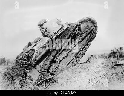 Una foto d'epoca circa 1918 di Renault FT francese in combattimento sul fronte occidentale attraversando una trincea Foto Stock