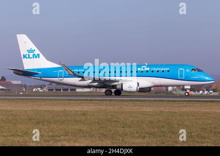 GRAZ, AUSTRIA - 31 ottobre 2012: KLM Embraer 170 jet regionale che si allineano sulla pista di Graz per la partenza Foto Stock