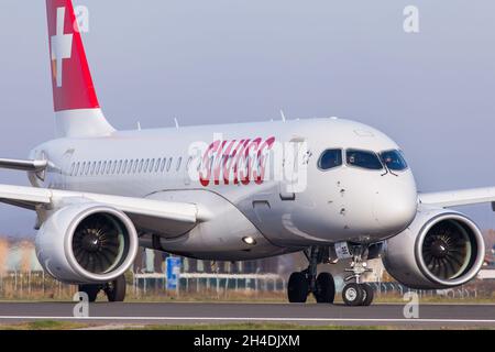 GRAZ, AUSTRIA - 31 ottobre 2012: Airbus svizzero A220 in arrivo a Graz per la partenza a Zurigo Foto Stock