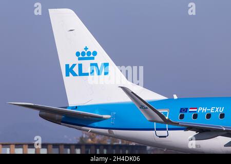 GRAZ, AUSTRIA - Ott 31, 2012: Zenzetta KLM con logo all'Embraer 170 Foto Stock