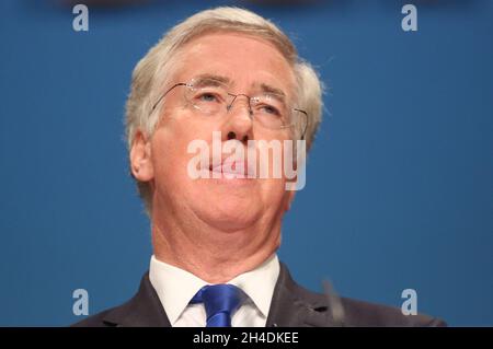 Il Segretario della Difesa Michael Fallon durante il suo discorso di apertura ai delegati della conferenza annuale del Partito conservatore presso l'International Convention Centre di Birmingham. Foto Stock