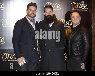 I membri di Boyzone Keith Duffy, a sinistra, Mikey Graham e Shane Lynch partecipano alla serata di apertura di Ronan Keating che si unisce al cast di una volta il musical Foto Stock