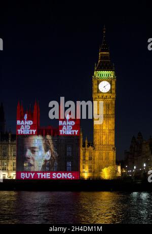 Il video della band Aid 30, "so che è il Natale?", è proiettato per la prima volta nelle Camere del Parlamento. Segna il CD cartaceo in vendita domani mattina (08/12/14). La canzone comprende artisti tra cui una direzione, Ellie Goulding, Emeli SandŽ e ed Sheeran, tra gli altri. Foto Stock