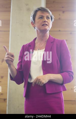 Il candidato alla leadership del lavoro Yvette Cooper ospita un incontro informale per le donne presso il Coin Street Conference Center di Southbank, nel centro di Londra. Foto Stock