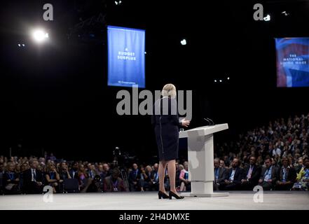 Il Segretario di Stato per gli Affari interni Theresa May ha tenuto il suo discorso ai delegati nel terzo giorno della conferenza annuale del Partito conservatore al Centro Centrale Congressi di Manchester. Foto Stock