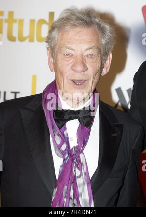 Sir Ian McKellen partecipa agli Attitude Awards 2015 presso la Banqueting House, nel centro di Londra. Foto Stock