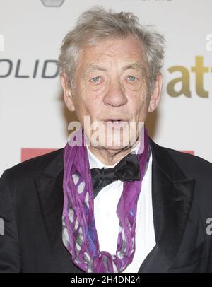 Sir Ian McKellen partecipa agli Attitude Awards 2015 presso la Banqueting House, nel centro di Londra. Foto Stock