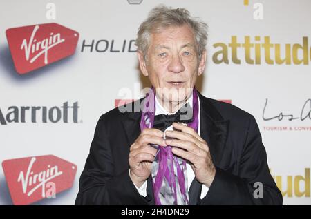 Sir Ian McKellen partecipa agli Attitude Awards 2015 presso la Banqueting House, nel centro di Londra. Foto Stock