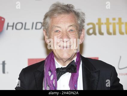 Sir Ian McKellen partecipa agli Attitude Awards 2015 presso la Banqueting House, nel centro di Londra. Foto Stock