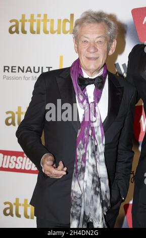 Sir Ian McKellen partecipa agli Attitude Awards 2015 presso la Banqueting House, nel centro di Londra. Foto Stock