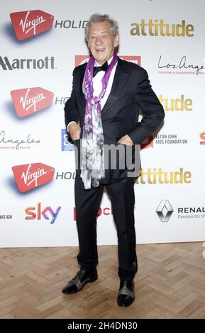 Sir Ian McKellen partecipa agli Attitude Awards 2015 presso la Banqueting House, nel centro di Londra. Foto Stock