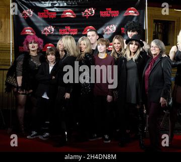 Natalie (terza da destra) e Nicole Appleton, centro, assistono alla fotocellula del Rocky Horror Picture Show presso la Royal Albert Hall prima di un Q&A ad una proiezione speciale del film in occasione del suo 40° anniversario. Foto Stock