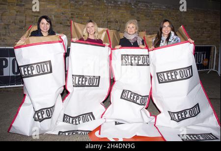 (L-R) le celebrità Sadie Frost, Brooke Kinsella, Lisa Maxwell e Louisa Lytton partecipano all'annuale Sleep out della beneficenza giovanile homelessness, Centrepoint, a Brick Lane, Londra orientale, mentre celebra il suo decimo anniversario. Foto Stock