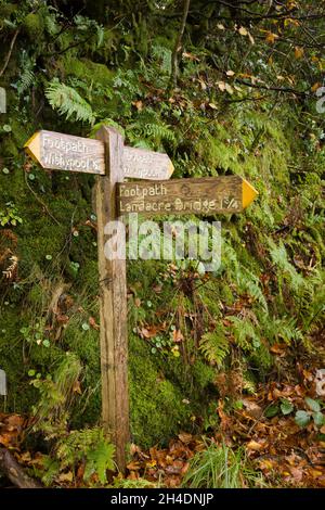 Un cartello di legno sul sentiero tra il Landacre Bridge e Withypool nella Barle Valley nel Parco Nazionale Exmoor, Somerset, Inghilterra. Foto Stock