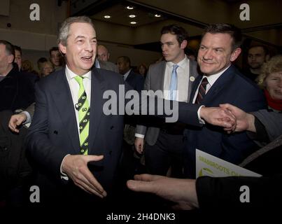 Nigel Farage scrolla le mani con i sostenitori dopo aver parlato in un incontro pubblico dell’Unione trasversale, Grassroots out, presso il Queen Elizabeth II Centre di Westminster, nel centro di Londra, il giorno in cui David Cameron si trova a Bruxelles per un vertice cruciale sulle sue richieste di riforma dell’UE. Foto Stock
