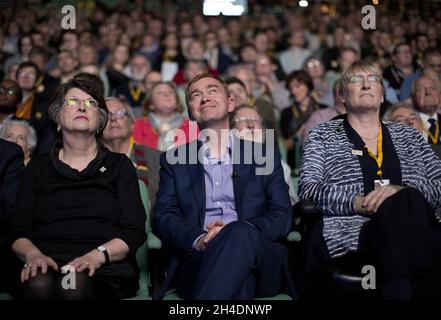 (L-R) eurodeputata per l'Inghilterra sudorientale, Catherine Bearder, leader dei liberal-democratici, Tim Farron, e il Presidente SAL Brinton al raduno di apertura della conferenza di primavera dei liberal-democratici che si terrà oggi allo York Barbican Center il 11 2016 marzo. Foto Stock