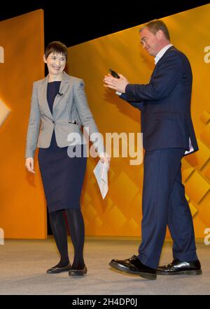 Tim Farron, leader dei liberal-democratici, applaude Caroline Pidgeon, candidato dei liberal-democratici alle elezioni Maya di Londra del 2016, dopo il suo discorso tenuto oggi il 12 2016 marzo durante la seconda giornata della Conferenza di primavera dei liberal-democratici al Centro Barbican di York. Foto Stock