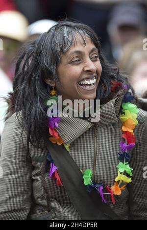 Lo stupido attivista Sheila Menon si unisce ai manifestanti su Downing Street per dimostrare contro i collegamenti di David Cameron alle finanze offshore e chiedere le dimissioni del primo Ministro. Foto Stock