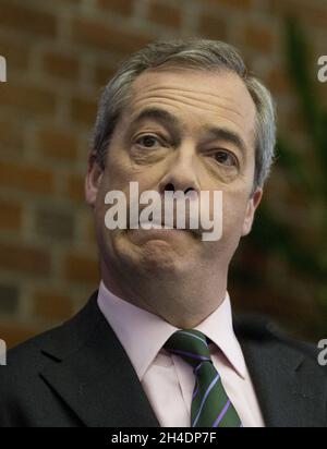 Nigel Farage, leader dell'UKIP, si unisce a Peter Whittle, candidato Mayoral di Londra, e al team dell'UKIP London Assembly per lanciare il manifesto elettorale dell'UKIP presso l'Emmanuel Center di Westminster, Londra. Foto Stock