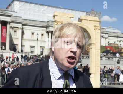 Il sindaco di Londra Boris Johnson svela una replica dell'Arco di Palmyra a Trafalgar Square, nel centro di Londra, in omaggio a quello originale in Siria distrutto da Isis lo scorso anno. Il modello in scala dei due terzi realizzato dall'Institute of Digital Archaeology sarà esposto a Trafalgar Square per tre giorni prima di trasferirsi in altre località del mondo, tra cui New York e Dubai. Foto Stock