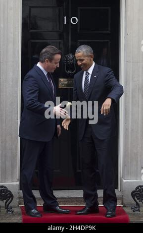 il presidente DEGLI STATI UNITI Barack Obama arriva al 10 Downing Street, per incontrare il primo ministro britannico David Cameron. Foto Stock