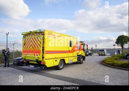 Amburgo, Germania. 2 novembre 2021. Un veicolo per il trasporto intensivo delle forze armate tedesche lascia la sede dell'aeroporto di Amburgo con un paziente di cura intensiva Corona a bordo. Credit: Gregor Fischer/dpa/Alamy Live News Foto Stock