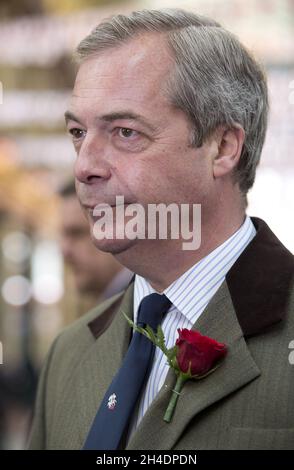 Nigel Farage, leader dell'UKIP, celebra la Giornata di San Giorgio al mercato di Leadenhall. Nigel Farage chiede che la Giornata di San Giorgio sia una festa nazionale. Foto Stock