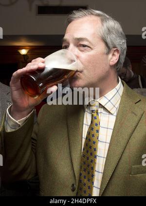 Il leader dell'UKIP Nigel Farage gode di una pinta durante la campagna a Dagenham, Londra orientale, nell'ultimo fine settimana prima dell'elezione del sindaco di Londra giovedì 5. Foto Stock