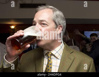 Il leader dell'UKIP Nigel Farage gode di una pinta durante la campagna a Dagenham, Londra orientale, nell'ultimo fine settimana prima dell'elezione del sindaco di Londra giovedì 5. Foto Stock