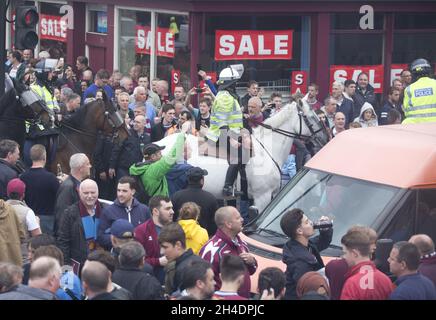 I tifosi del West Ham United bloccano Barking Road fuori dal Boleyn Ground, nella zona est di Londra, prima dell'ultima partita della Barclays Premier League disputata nell'Upton Park prima che gli Hammers si spostino allo Stadio Olimpico. Foto Stock