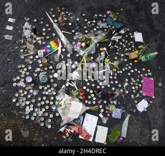 Tributi floreali e candele in Old Compton Street, Londra, in memoria delle 49 vittime dell'attacco del night club Pulse a Orlando la domenica mattina (12/06/2016), un giorno dopo migliaia di persone si sono radunate in una veglia nel quartiere gay di Londra per pagare il rispetto dei festeggiatori uccisi nel massacro. Foto Stock