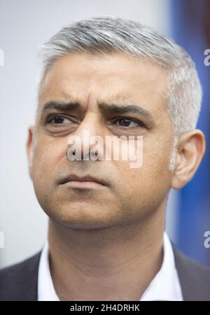 Il sindaco di Londra Sadiq Khan parla ai media al College Green di Westminster, dopo che il Regno Unito ha votato per lasciare l'Unione europea in un referendum storico il 24 giugno. Foto Stock