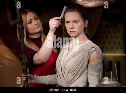 L'artista di studio Vanesa Sallinger dà gli ultimi ritocchi alla nuova figura di cera di Daisy Ridley, come Rey in Star Wars: The Force Awakens, al Madame Tussauds di Londra. Foto Stock
