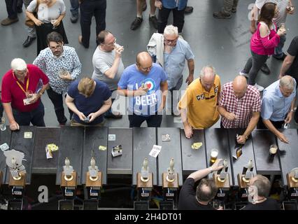 Gli appassionati di birra partecipano all'annuale Great British Beer Festival 2016 della Campaign for Real Ale (CAMRA) a Kensington Olympia, West London. Foto Stock