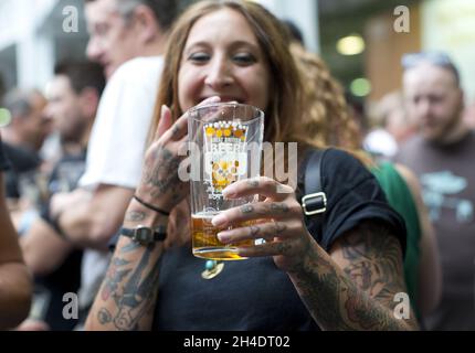 Gli appassionati di birra partecipano all'annuale Great British Beer Festival 2016 della Campaign for Real Ale (CAMRA) a Kensington Olympia, West London. Foto Stock