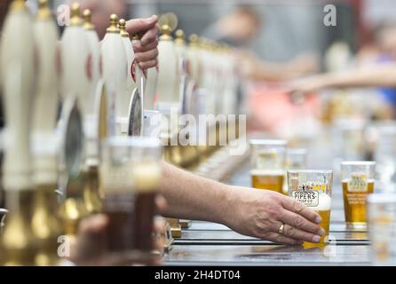 Gli appassionati di birra partecipano all'annuale Great British Beer Festival 2016 della Campaign for Real Ale (CAMRA) a Kensington Olympia, West London. Foto Stock