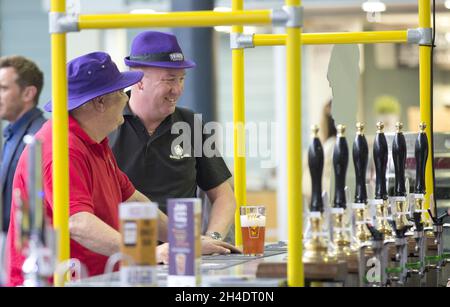 Gli appassionati di birra partecipano all'annuale Great British Beer Festival 2016 della Campaign for Real Ale (CAMRA) a Kensington Olympia, West London. Foto Stock